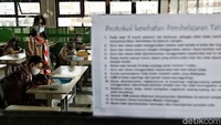 Pada hari ini di sekolah tersebut, belajar tatap muka terdapat  49 siswa dari kelas V. Setiap kelas diisi sekitar 16 siswa yang didampingi satu guru dan satu pengawas.   