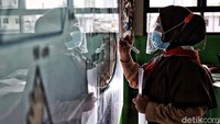 Uji coba belajar tatap muka ini dilaksanakan selama empat jam dalam sehari mulai Pukul 07.00 hingga 10.00 WIB. Sehingga waktu yang singkat ini mengakibatkan hanya mata pelajaran yang bersifat esensial seperti Matematika, Ilmu Pengetahuan Alam (IPA), dan Bahasa baik Bahasa Indonesia maupun Inggris.  