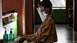 Potret Wajah-wajah Melepas Rindu Belajar di Sekolah