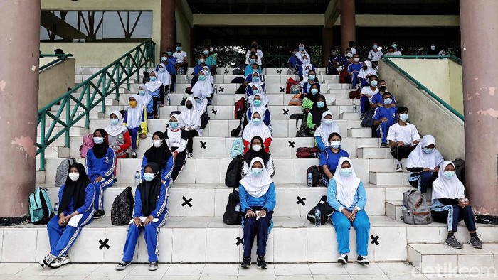 Melihat Latihan Gabungan Paskibraka di Tengah Pandemi Ratusan siswa-siswi sebagai Calon Pengibar Bendera Pusaka (Capaska) mengikuti latihan gabungan di kawasan Stadion Sepak Bola Sunter, Jakarta Utara, Rabu (7/4).