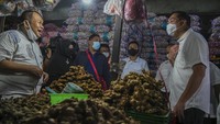 Menteri Perdagangan Muhammad Lutfi mengungkapkan harga cabai dan bawang sudah mulai menurun. Dia juga menyebutkan jika pasokan sembako menjelang ramadan dan Idul Fitri aman.