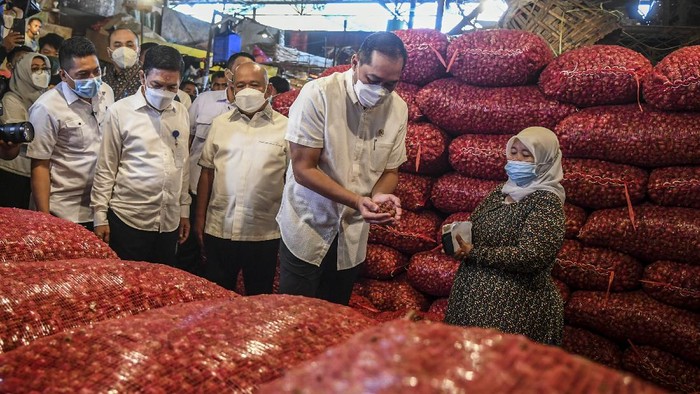 MENDAG KUNJUNGI PASAR INDUK KRAMAT JATI Menteri Perdagangan Muhammad Lutfi (kanan) berbincang dengan pedagang saat meninjau kebutuhan bahan pokok, di Pasar Induk Kramat Jati, Jakarta, Rabu (7/4/2021). Kunjungan menteri perdagangan tersebut dalam rangka meninjau harga dan ketersediaan kebutuhan bahan pokok di pasar jelang bulan Ramadhan dan Lebaran Idul Fitri 2021. ANTARA FOTO/Galih Pradipta/hp.