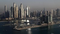 Pemandangan siang hari adalah gedung-gedung pencakar langit yang menjadi ciri khas kota Dubai.  