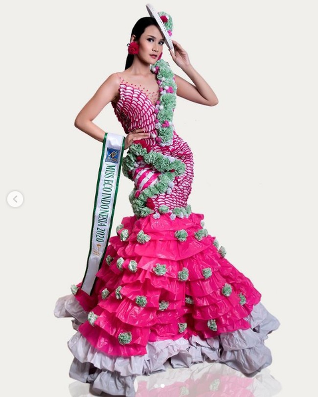 Kkini videonya dalam sesi penjurian top 10 viral di media sosial. Momen Intan Wisni ditanya juri mengenai imigrasi ilegal menjadi perbincangan netizen. Tak sedikit yang melakukan bullying padanya karena gelagapan saat menjawab pertanyaan tersebut. Dia juga dibully karena memilih menggunakan penerjemah bahasa Inggris. Foto: Dok. Instagram @intanwisni89 @eljohn.pageants, Facebook Miss Eco International