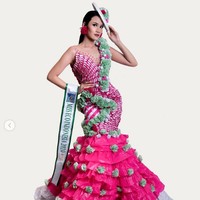 Kkini videonya dalam sesi penjurian top 10 viral di media sosial. Momen Intan Wisni ditanya juri mengenai imigrasi ilegal menjadi perbincangan netizen. Tak sedikit yang melakukan bullying padanya karena gelagapan saat menjawab pertanyaan tersebut. Dia juga dibully karena memilih menggunakan penerjemah bahasa Inggris. Foto: Dok. Instagram @intanwisni89 @eljohn.pageants, Facebook Miss Eco International