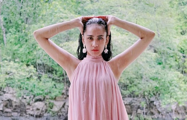 Selain beraksi nyinyir tak sedikit netizen yang tetap mendukung Intan Wisni.  d Dia dianggap tetap berprestasi karena meski terlambat datang dibanding finalis lain, Intan mampu sampai babak top Miss Eco International 2021. Foto: Dok. Instagram @intanwisni89 @eljohn.pageants, Facebook Miss Eco International