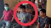 Stefanus yang sakit hati kemudian mengejar mobil itu dan menembaknya dengan senapan angin.