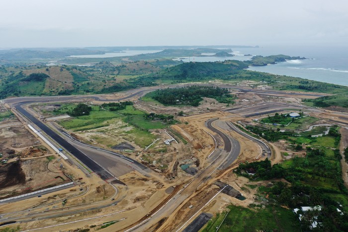 PEMBANGUNAN SIRKUIT MANDALIKA Foto udara pembangunan lintasan sirkuit pada proyek Mandalika International Street Circuit di Kawasan Ekonomi Khusus (KEK) Mandalika, Pujut, Praya, Lombok Tengah, Nusa Tenggara Barat, Selasa (6/4/2021). Pembangunan sirkuit itu ditargetkan selesai pada pertengahan tahun 2021. ANTARA FOTO/Akbar Nugroho Gumay/wsj.