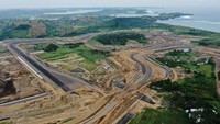 Seperti ini penampakan Sirkuit Mandalika difoto dari ketinggian. Masih terlihat berantakan, namun layout lintasan balap terbaru kebanggaan Indonesia ini sudah mulai terbentuk.  Foto: ANTARA FOTO/Akbar Nugroho Gumay