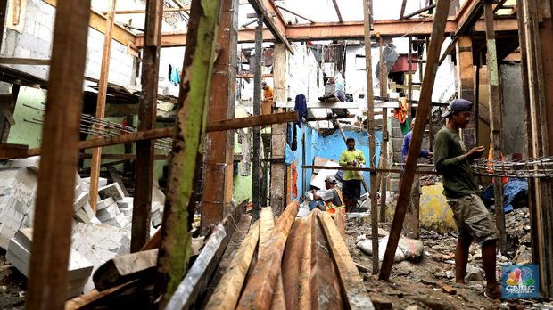 Pekerja mengerjakan bangunan proyek bedah rumah di Kawasan Kebon Pala, Jakarta Timur, Rabu (7/4). Sebanyak 40 rumah langganan banjir di RT 13 RW 04, Kebon Pala, Kampung Melayu, akan direnovasi oleh Pemprov DKI Jakarta. Untuk saat ini pengerjaan 18 rumah terlebih dahulu dan ditargetkan selesai setelah ramadhan. Renovasi rumah itu akan dibuat model panggung. Selain itu, warga yang rumahnya sedang dalam tahap renovasi dipindahkan oleh pemerintah ke beberapa rumah kontrakan dan kos-kosan. Sementara itu, Ita merasa terbantu atas bantuan yang diberikan pemerintah. Nana 50 Th salah satu warga Rt 013 RW 04 yang rumahnya direnovasi mengaku bersyukur. 