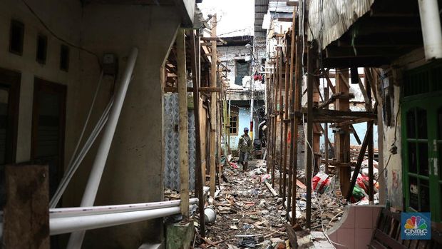 Pekerja mengerjakan bangunan proyek bedah rumah di Kawasan Kebon Pala, Jakarta Timur, Rabu (7/4). Sebanyak 40 rumah langganan banjir di RT 13 RW 04, Kebon Pala, Kampung Melayu, akan direnovasi oleh Pemprov DKI Jakarta. Untuk saat ini pengerjaan 18 rumah terlebih dahulu dan ditargetkan selesai setelah ramadhan. Renovasi rumah itu akan dibuat model panggung. Selain itu, warga yang rumahnya sedang dalam tahap renovasi dipindahkan oleh pemerintah ke beberapa rumah kontrakan dan kos-kosan. Sementara itu, Ita merasa terbantu atas bantuan yang diberikan pemerintah. Nana 50 Th salah satu warga Rt 013 RW 04 yang rumahnya direnovasi mengaku bersyukur. 