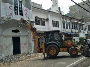 Tak Sesuai Bentuk Awal, Bangunan Ilegal di Kesawan Medan Dibongkar