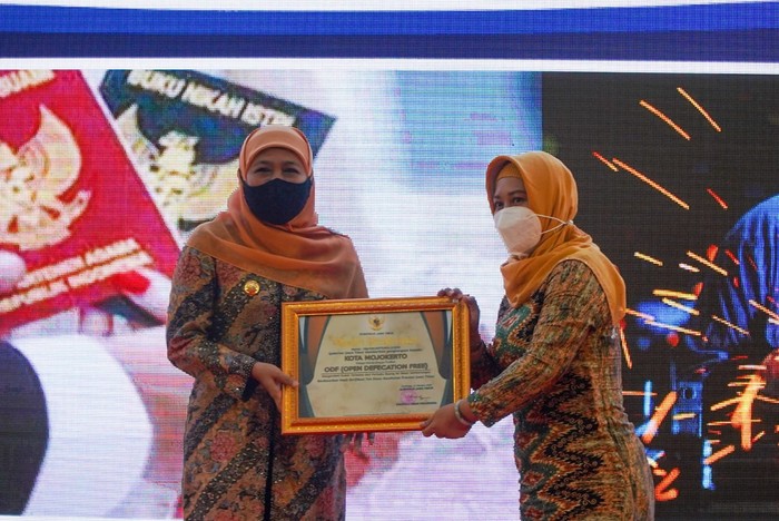 Pemerintah Kota (Pemkot) Mojokerto menerima sertifikat Open Defecation Free (ODF) dari Gubernur Jawa Timur Khofifah Indar Parawansa karena dianggap berhasil menyelesaikan masalah Buang Air Besar Sembarangan (BABS).
