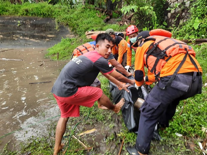 Penemuan mayat korban tenggelam di dam Imogiri, Bantul, Rabu (7/4/2021).