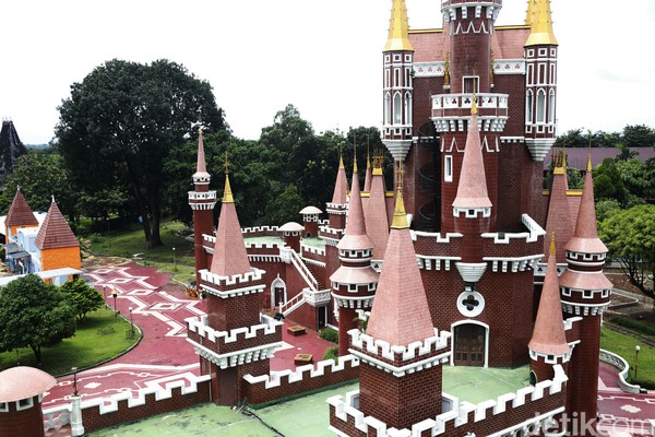Kalau melihat kastil menjulang ala Disneyland di TMII maka itulah Istana Anak-anak Indonesia. Istana ini dapat menjadi tempat belajar dan bermain bagi anak-anak. Bangunan utama istana dinamai Graha Widya Tama, terdiri atas empat lantai dengan ruang terbuka di lantai dua. (Rengga Sancaya/detikcom)