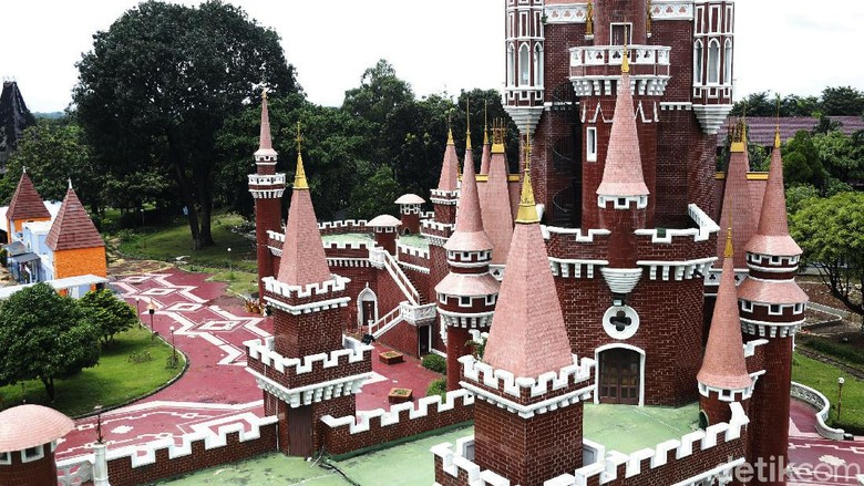 Pengelolaan TMII Resmi Diambil Alih Negara Pemerintah melalui Kementerian Sekretariat Negara akan mengambil alih pengelolaan dan pemanfaatan aset milik negara, yakni Taman Mini Indonesia Indah (TMII).