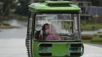 Lelah berjalan kaki mengitari TMII? Jangan khawatir karena beragam wahana kereta yang bisa ditumpangi, mulai dari Kereta Layang, Kereta Gantung, sampai Kereta Api Mini.  (Rengga Sancaya/detikcom)