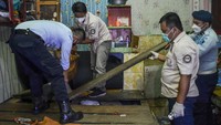 Petugas juga membongkar beberapa bagian yang disinyalir bisa untuk menyembunyikan senjata atau alat yang bisa membahayakan petugas dan sesama penghuni lapas. ANTARA FOTO/Adeng Bustomi