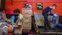Razia tersebut serentak dilakukan dalam rangka Hari Bakti Pemasyarakatan ke-57 untuk mencegah peredaran narkoba dan senjata tajam di dalam lapas. ANTARA FOTO/Adeng Bustomi