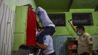Petugas lapas bersama BNNK dan polisi menggeledah kamar warga binaan di Lapas Kelas IIB, Kabupaten Ciamis, Jawa Barat, Selasa (6/4/2021) malam. ANTARA FOTO/Adeng Bustomi