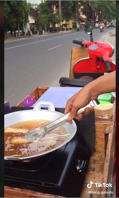 Anti Mainstream! Penjual Telur Gulung Ini Dagang Pakai Vespa Merah
