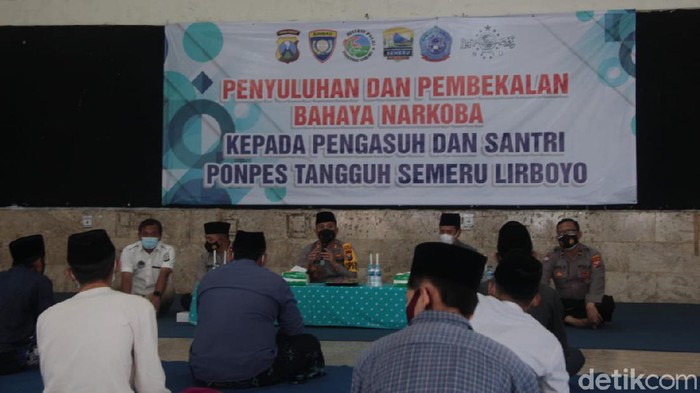 Polisi Kota Kediri memberikan penyuluhan soal bahaya narkoba kepada santri di Ponpes Tangguh Semeru Lirboyo. Seperti apa acaranya?