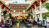 Ada juga, Gang Gloria, yang merupakan salah satu pusat jajanan di kawasan Pancoran-Glodok, Jakarta. Yang paling tersohor, ada Petak Enam, merupakan tempat wisata kuliner yang terletak di Glodok, tepatnya di Gedung Chandra Glodok. Bangunan Petak Enam pun memiliki desain dan arsitektur yang unik karena bernuansa China dengan hiasan lampion merah dan ornamen-ornamen khas China.