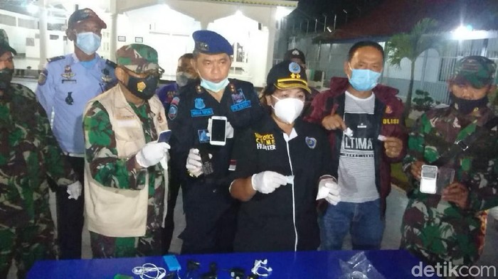 Petugas gabungan merazia Lapas Kelas II B Tanjungbalai, Sumut.