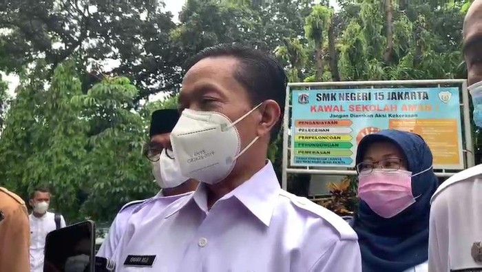Plt Wali Kota Jakarta Selatan Isnawa Adji usai meninjau sekolah tatap muka di SMKN 15 Jaksel