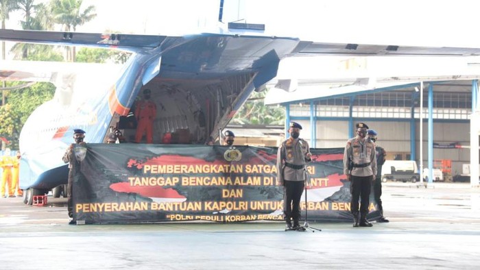 Polri Kirim Bantuan Obat Hingga Bahan Makanan Bagi Korban Bencana Alam di NTT
