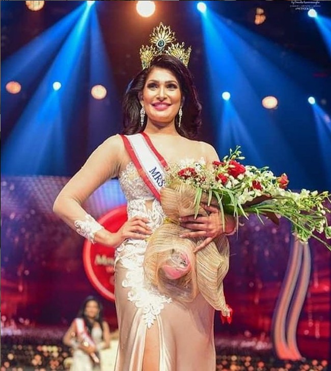 Mahkota Mrs. Sri Lanka 2020 yang diraihnya direbut oleh pemenang sebelumnya, Caroline Jurie. Ia mencopot mahkota tersebut di atas panggung. Foto: Instagram/@pushpika_desilva