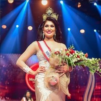Mahkota Mrs. Sri Lanka 2020 yang diraihnya direbut oleh pemenang sebelumnya, Caroline Jurie. Ia mencopot mahkota tersebut di atas panggung. Foto: Instagram/@pushpika_desilva