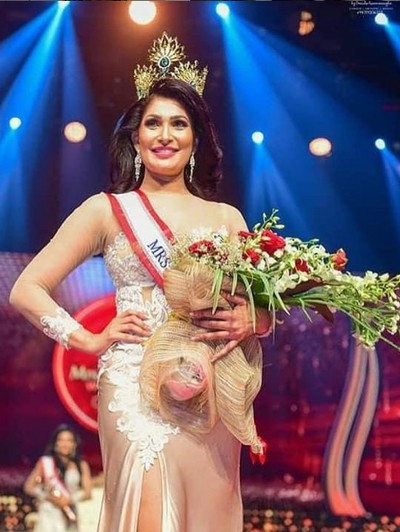 Pushpika De Silva Mahkota Mrs Sri Lanka Pushpika De Silva dicopot dari kepalanya.