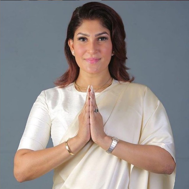 Pihak Mrs. World dan Mrs. Sri Lanka pun meminta maaf atas skandal tersebut. Direktur Nasional Mrs Sri Lanka World Chandimal Jayasinghe menyatakan bahwa mahkota kemenangan dikembalikan kepada Pushpika De Silva pada Selasa (6/4/2021). Foto: Instagram/@pushpika_desilva