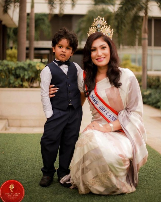 Pushpika De Silva dianggap tidak memenuhi persyaratan untuk jadi pemenang karena menurut Caroline, dia sudah bercerai. Sedangkan syarat utama peserta kontes adalah wanita menikah dan belum pernah cerai. Foto: Instagram/@pushpika_desilva