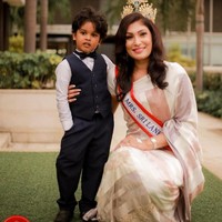 Pushpika De Silva dianggap tidak memenuhi persyaratan untuk jadi pemenang karena menurut Caroline, dia sudah bercerai. Sedangkan syarat utama peserta kontes adalah wanita menikah dan belum pernah cerai. Foto: Instagram/@pushpika_desilva