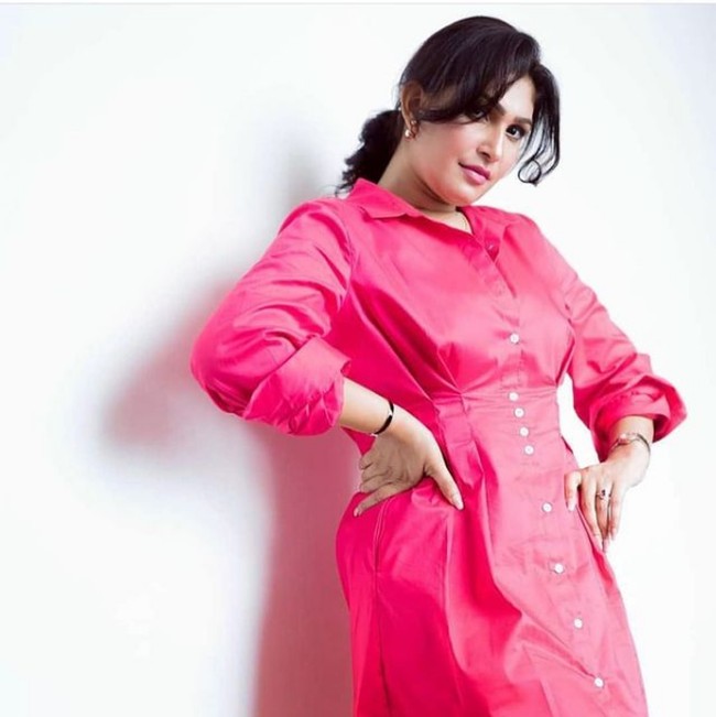 Namun setelah insiden pencopotan mahkota, diketahui bahwa Pushpika De Silva hanya hidup terpisah dari suaminya dan tidak bercerai. Foto: Instagram/@pushpika_desilva