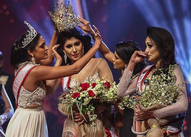 Mrs. Sri Lanka Pushpika De Silva menarik perhatian publik setelah mahkota kemenangannya dicopot paksa di tengah acara. Foto: Instagram/@pushpika_desilva, BBC