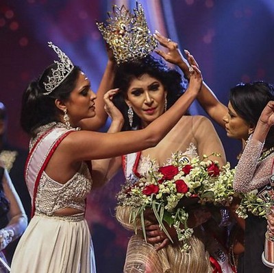 Pushpika De Silva Mahkota Mrs Sri Lanka Pushpika De Silva dicopot dari kepalanya.