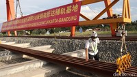 Petugas mengecek kondisi batang rel Kereta Cepat Jakarta Bandung (KCJB) yang baru tiba di Depo Kereta Cepat Tegalluar,  Rancaekek, Kabupaten Bandung, Rabu (7/4/2021).  