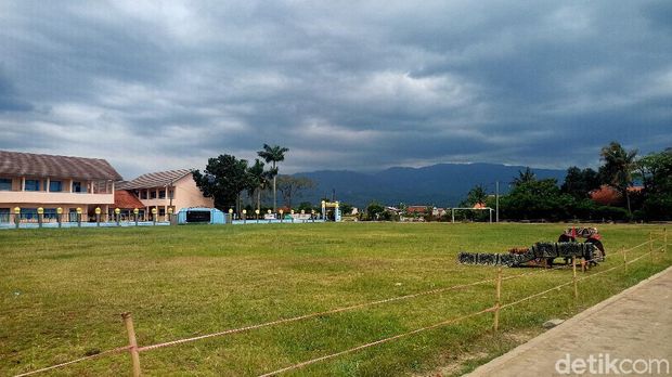Renovasi Lapangan Bola Kampung di Bandung