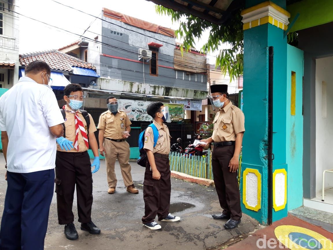 SDN Cipete Utara 15, Jaksel, menyelenggarakan uji coba pembelajaran tatap muka. (Rakha Ariyanto Darmawan/detikcom)