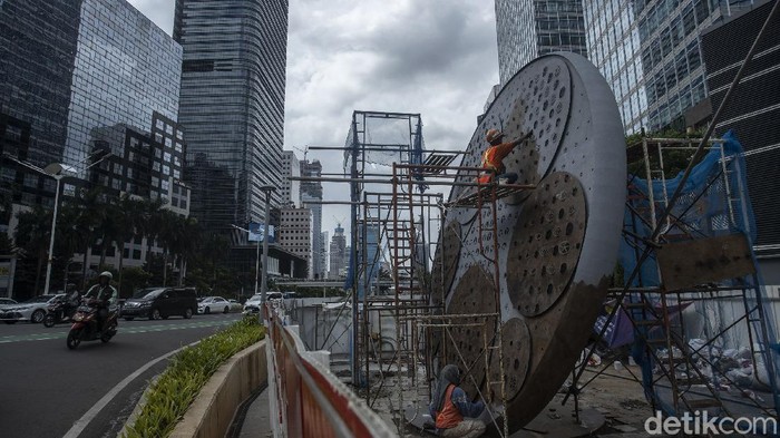 Pekerja menyelesaikan pembangunan Tugu Sepeda di Jalan Jenderal Sudirman, Jakarta, Senin (7/4/2021). 

Pembangunan tugu yang berbentuk satu buah ban sepeda berukuran raksasa tersebut sebagai pengingat momentum penggunaan sepeda yang masif digunakan masyarakat Ibu Kota di tengah pandemi COVID-19.