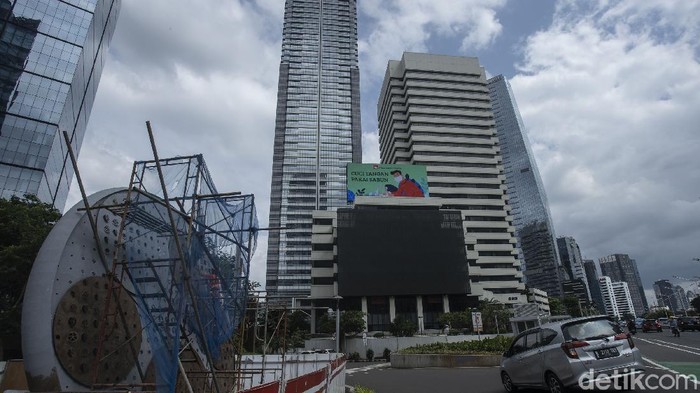 Pekerja menyelesaikan pembangunan Tugu Sepeda di Jalan Jenderal Sudirman, Jakarta, Senin (7/4/2021). 

Pembangunan tugu yang berbentuk satu buah ban sepeda berukuran raksasa tersebut sebagai pengingat momentum penggunaan sepeda yang masif digunakan masyarakat Ibu Kota di tengah pandemi COVID-19.