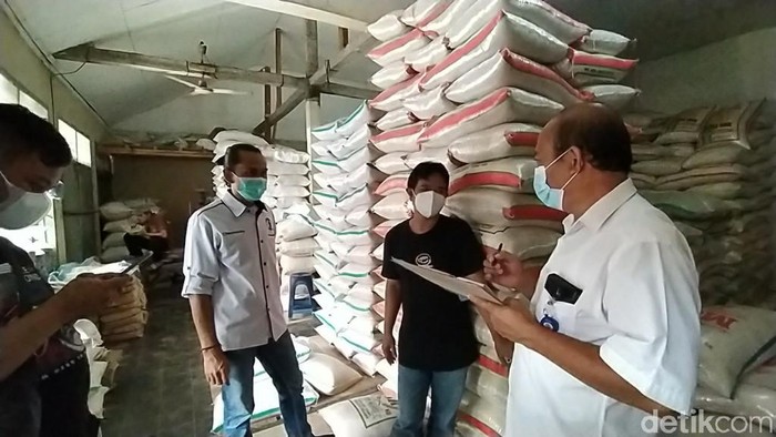 Tim gabungan melakukan sidak mengecek harga dan ketersediaan bahan pokok menjelang bulan Ramadhan di Pasar Manis Ciamis, Rabu (7/4/2021).