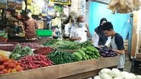 Cabai hijau Rp 30 ribu, kentang Rp 10 ribu sampai Rp 12 ribu, bawang daun Rp 10 ribu, bawang merah dan putih Rp 30 ribu.  