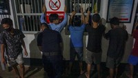 Penggeledahan warga binaan oleh petugas gabungan BNN, Kodim dan Polres Batang tersebut untuk mendeteksi dini atas gangguan keamanan dan ketertiban rutan. ANTARA FOTO/Harviyan Perdana Putra