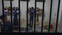 Petugas lapas menggeledah kamar tahanan di Rutan Klas IIB, Kabupaten Batang, Jawa Tengah, Selasa (6/4/2021) malam. ANTARA FOTO/Harviyan Perdana Putra