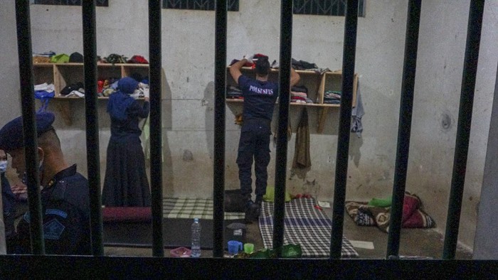 SIDAK RUTAN BATANG Petugas lapas menggeledah kamar tahanan di Rutan Klas IIB, Kabupaten Batang, Jawa Tengah, Selasa (6/4/2021) malam. Penggeledahan warga binaan oleh petugas gabungan BNN, Kodim dan Polres Batang tersebut untuk mendeteksi dini atas gangguan keamanan dan ketertiban rutan. ANTARA FOTO/Harviyan Perdana Putra/wsj.
