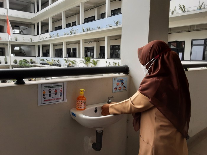Siswa SMKN 6 Jakarta mencuci tangan di wastafel yang disediakan di depan kelas